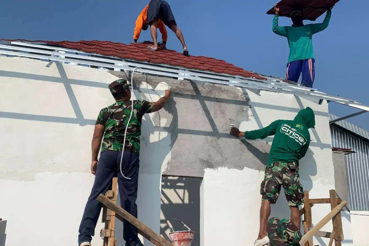 Mengukir Bakti di Tapak Perbatasan: Satgas TMMD 129 Bojonegoro dan Warga Kesongo Menyatu Membangun Rumah Doa