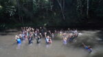 Kebersamaan Satgas TMMD Ke-129 Bersama Warga di Air Terjun Kampung Sesor, Wujud Kemanunggalan TNI dengan Rakyat yang Semakin Erat