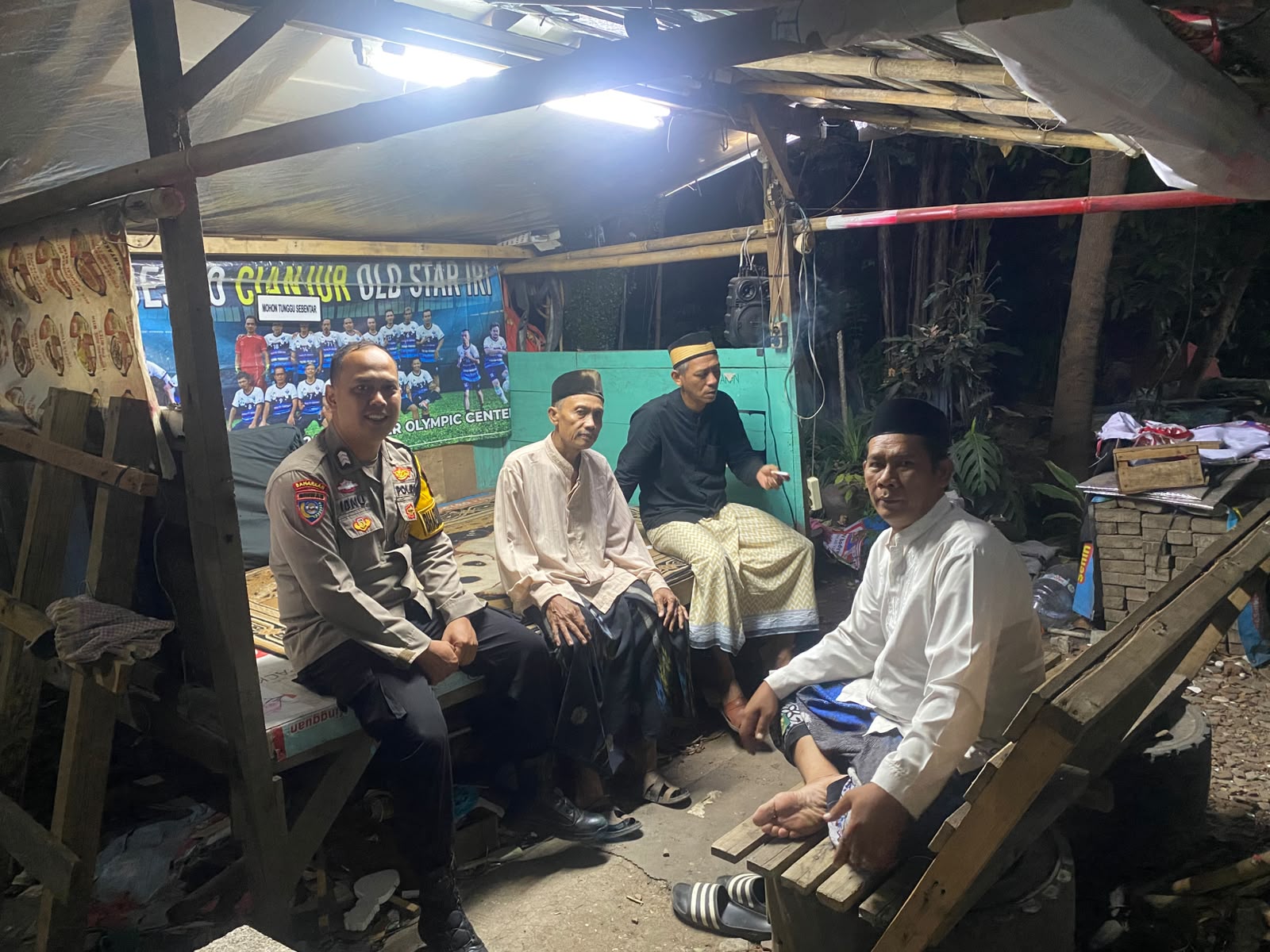 Brigadir Ibnu Dermawan Hadir di Pos Kamling, Ajak Warga Perkuat Siskamling dan Jaga Kamtibmas Brigadir Ibnu Dermawan Hadir di Pos Kamling, Ajak Warga Perkuat Siskamling dan Jaga Kamtibmas