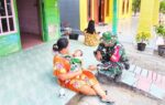 Menyapa Hati di Teras Rumah: Cara Babinsa Kesongo Rajut Kebersamaan di TMMD 129 Bojonegoro