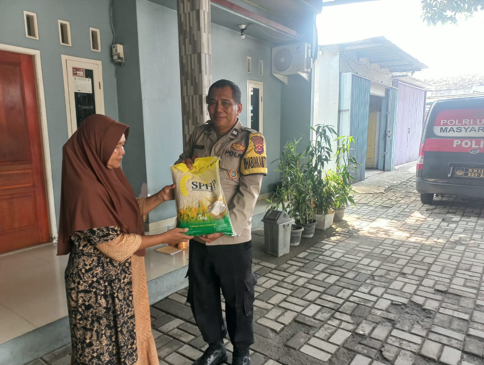 Gerakan Pangan Murah Polresta Tangerang Hadir di Polsek Cikupa, Bantu Warga Dapatkan Beras SPHP Gerakan Pangan Murah Polresta Tangerang Hadir di Polsek Cikupa, Bantu Warga Dapatkan Beras SPHP