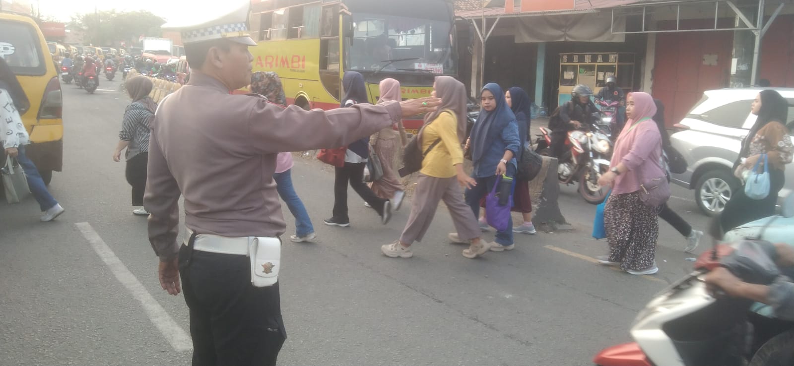 IPTU Udi Muhdi Pimpin Pengaturan Arus Lalu Lintas Sore Hari, Pastikan Jam Pulang Kerja Berjalan Aman dan Lancar