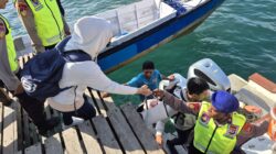 Tourist Police Ditpolairud Polda Papua Barat Daya Berikan Imbauan Keselamatan kepada Wisatawan