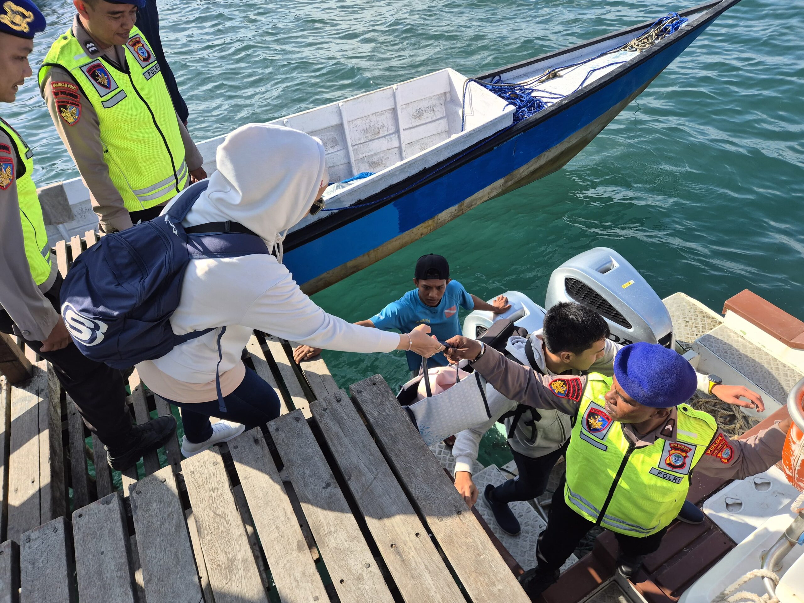 Tourist Police Ditpolairud Polda Papua Barat Daya Berikan Imbauan Keselamatan kepada Wisatawan Tourist Police Ditpolairud Polda Papua Barat Daya Berikan Imbauan Keselamatan kepada Wisatawan