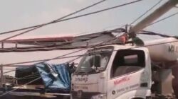 Enam Tiang PLN Roboh di Jalan Raya Manyar Gresik, Diduga Terdampak Proyek Pelebaran Jalan