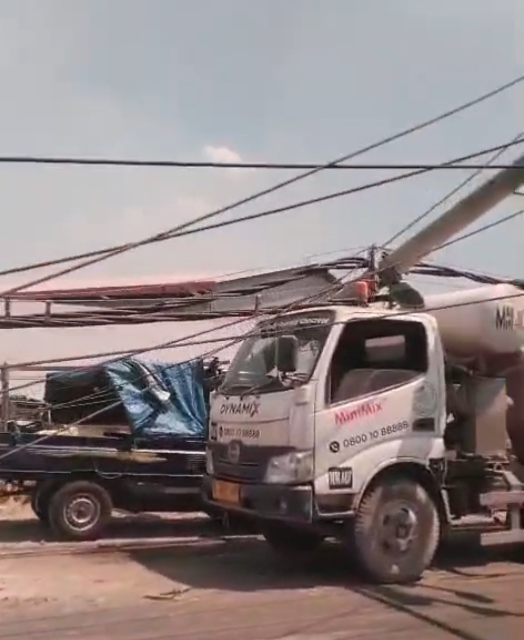 Enam Tiang PLN Roboh di Jalan Raya Manyar Gresik, Diduga Terdampak Proyek Pelebaran Jalan Enam Tiang PLN Roboh di Jalan Raya Manyar Gresik, Diduga Terdampak Proyek Pelebaran Jalan