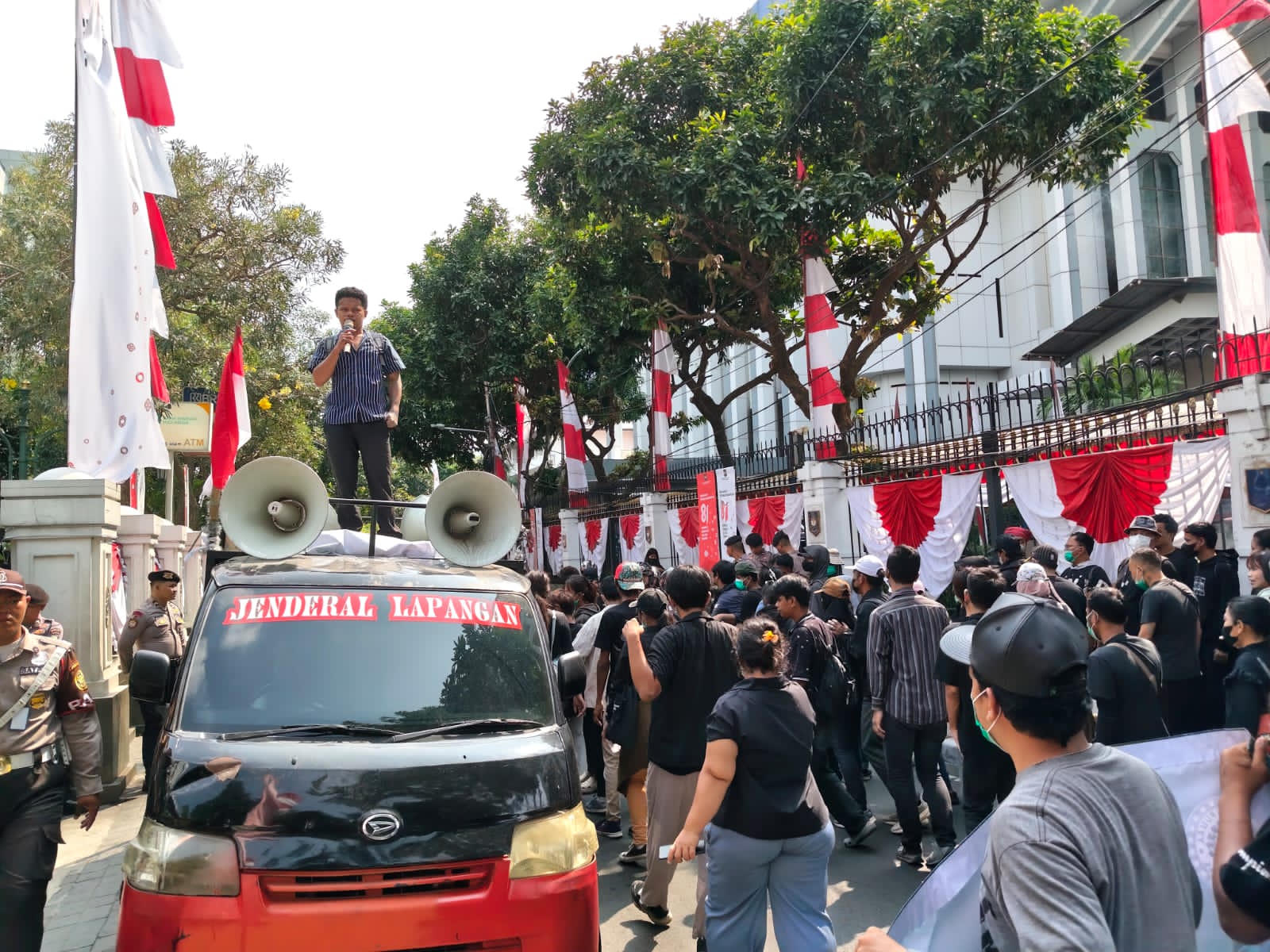 Lembaga Sosial Pemuda Nusantara Gelar Aksi di MA, Desak Evaluasi Ketua PN Jakarta Timur