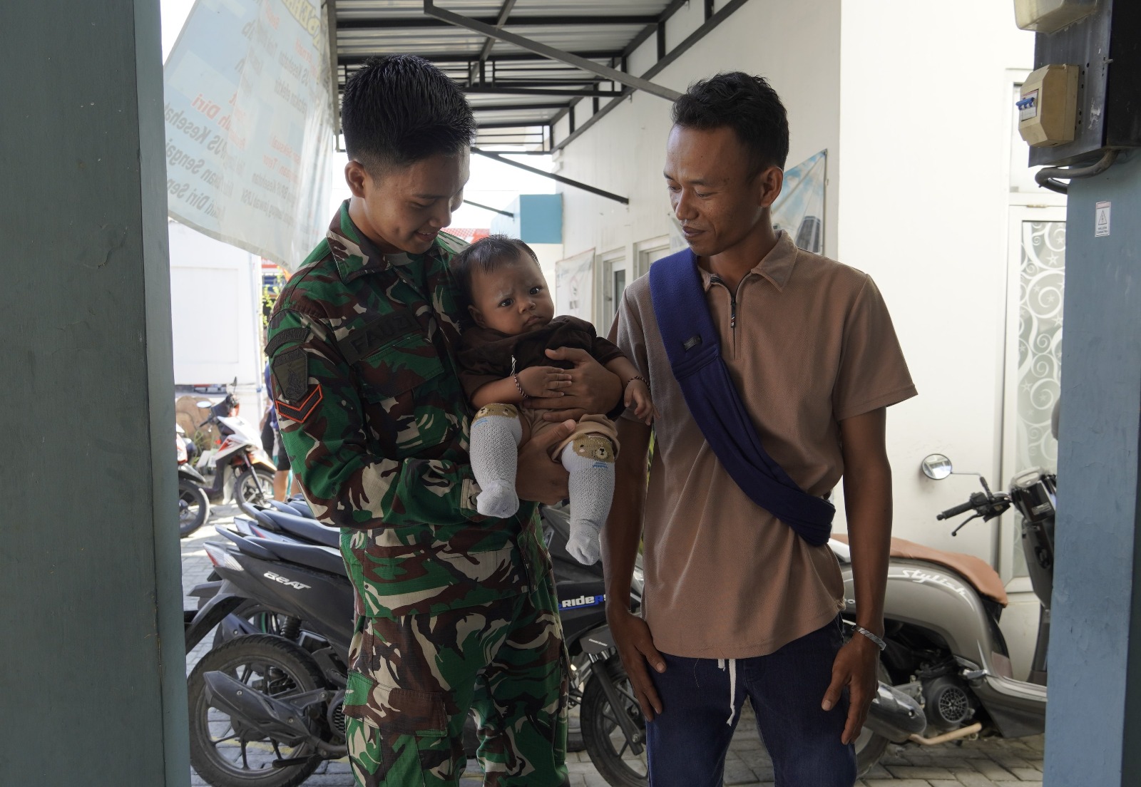 Sentuhan Hangat TMMD 129 Bojonegoro: Ketika Seragam Loreng Menjaga Senyum Sang Balita di Kesongo Sentuhan Hangat TMMD 129 Bojonegoro: Ketika Seragam Loreng Menjaga Senyum Sang Balita di Kesongo