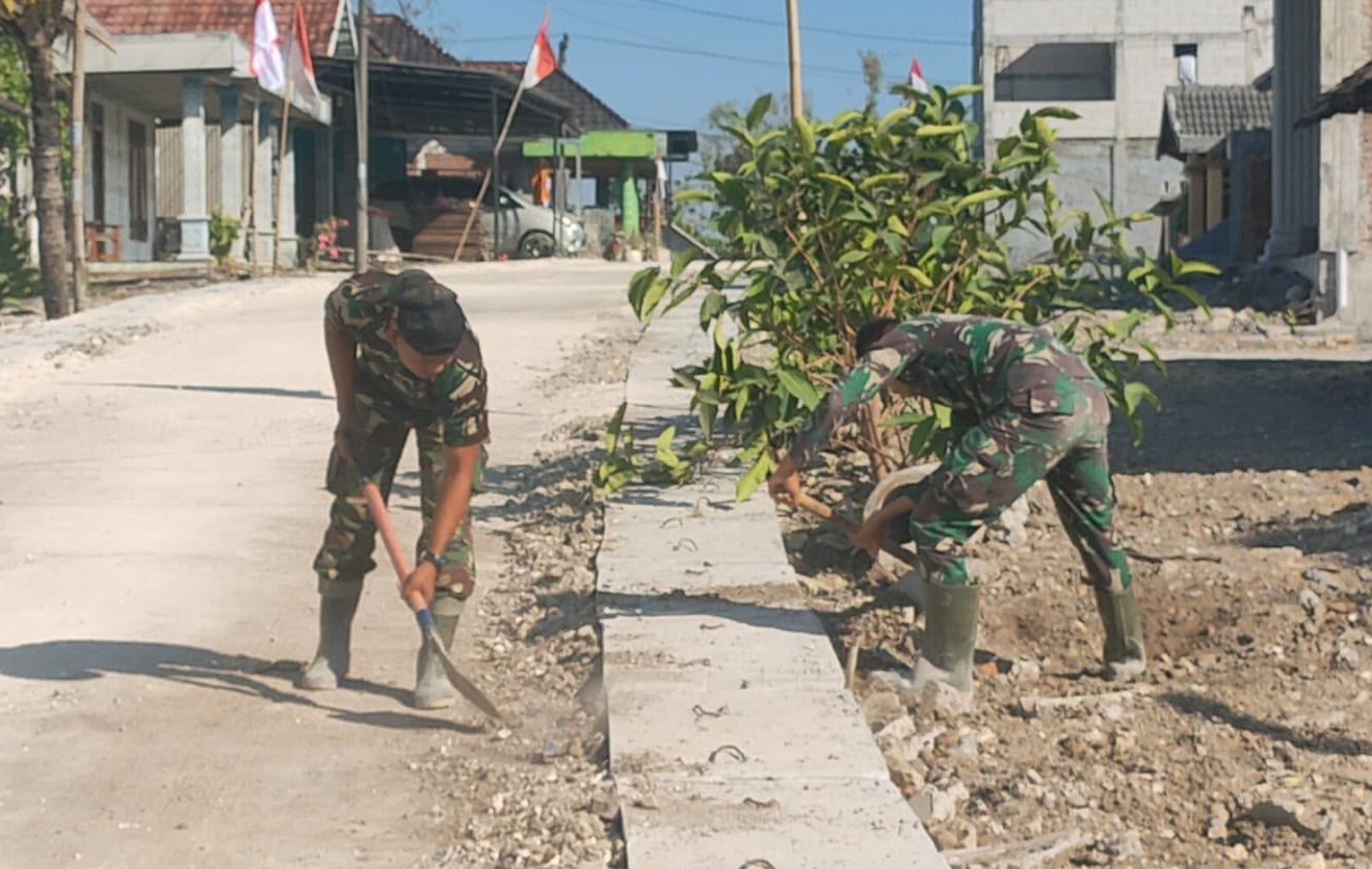Merajut Asa di Dusun Krebet: Satgas TMMD 129 Bojonegoro dan Warga Kompak Perkuat Drainase Merajut Asa di Dusun Krebet: Satgas TMMD 129 Bojonegoro dan Warga Kompak Perkuat Drainase