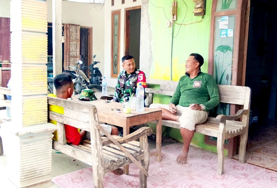 Menganyam Kebersamaan di Teras Desa: Cara Babinsa Kesongo Rangkul Warga Sukseskan TMMD 129 Bojonegoro Menganyam Kebersamaan di Teras Desa: Cara Babinsa Kesongo Rangkul Warga Sukseskan TMMD 129 Bojonegoro