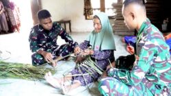 Gagah di Lapangan, Telaten Menganyam Janur: Potret Kemanunggalan Satgas TMMD 129 Bojonegoro di Kesongo Gagah di Lapangan, Telaten Menganyam Janur: Potret Kemanunggalan Satgas TMMD 129 Bojonegoro di Kesongo
