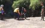 Sinergi Hijau di TMMD 129 Bojonegoro: Babinsa Kesongo dan DLH ‘Keroyokan’ Buat Lubang Tanam Pohon untuk Jaga Tanggul Sungai