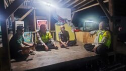 Bhabinkamtibmas Polsek Cikupa Sambangi Pos Siskamling, Ajak Warga Bersama Jaga Keamanan Lingkungan