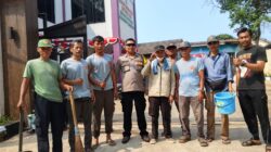 Bhabinkamtibmas Polsek Cikupa Bersama Warga dan Linmas Gelar Kerja Bakti di Desa Bitung Jaya