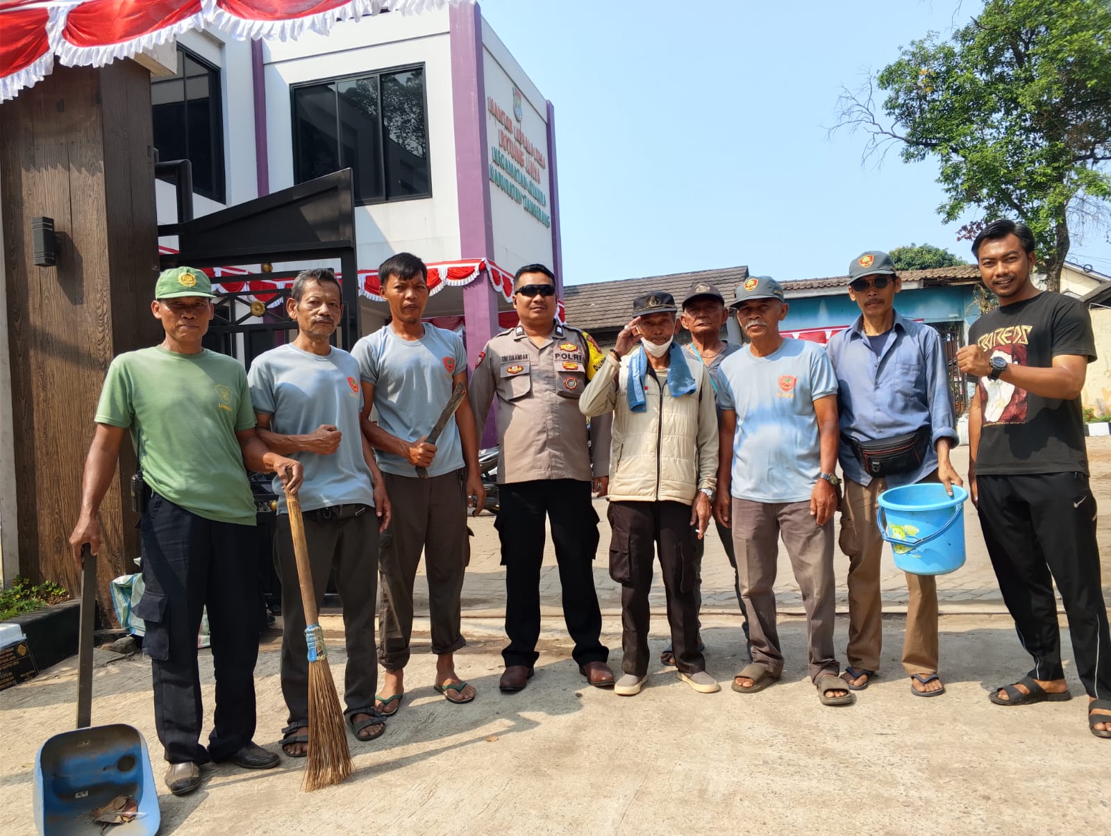 Bhabinkamtibmas Polsek Cikupa Bersama Warga dan Linmas Gelar Kerja Bakti di Desa Bitung Jaya
