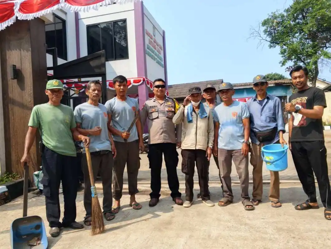 Bhabinkamtibmas Polsek Cikupa Bersama Warga dan Linmas Gelar Kerja Bakti di Desa Bitung Jaya