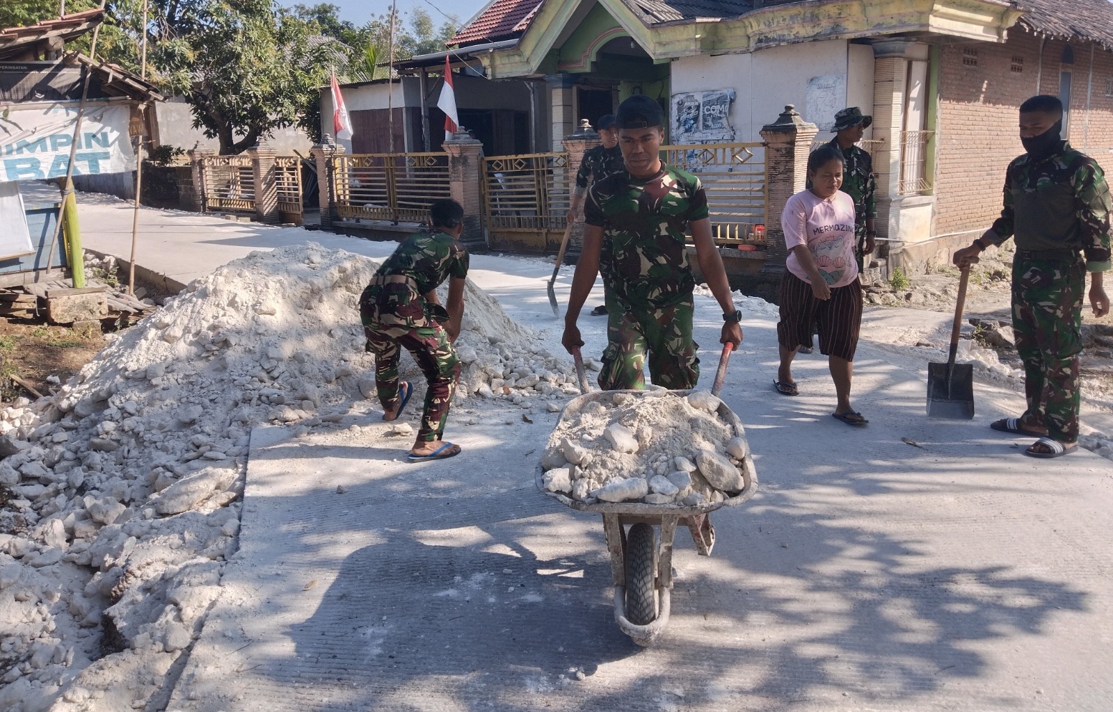 Menolak Menyerah pada Terik: Ketika Keringat Satgas TMMD 129 Bojonegoro dan Warga Kesongo Menyatu Demi Jalan Masa Depan Menolak Menyerah pada Terik: Ketika Keringat Satgas TMMD 129 Bojonegoro dan Warga Kesongo Menyatu Demi Jalan Masa Depan