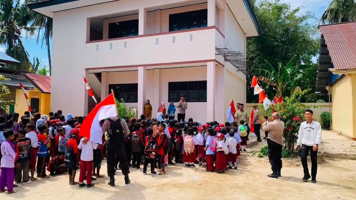 Sambang Merah Putih ke Pulau Raam, Polresta Sorong Kota Ajak Pelajar Semarakkan HUT RI ke-81