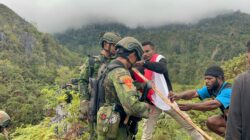 Satu Tiang, Satu Semangat, Satu Indonesia, Satgas Yonif 2 Marinir Bersama Pemuda Komopa Kibarkan Merah Putih Satu Tiang, Satu Semangat, Satu Indonesia, Satgas Yonif 2 Marinir Bersama Pemuda Komopa Kibarkan Merah Putih