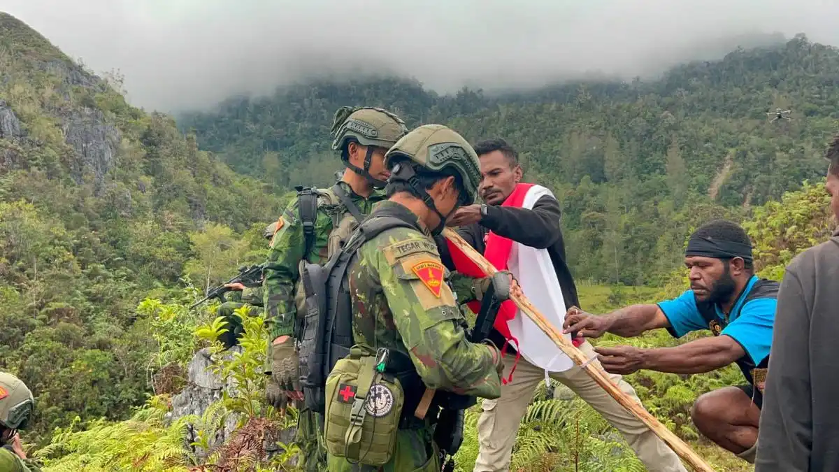 Satu Tiang, Satu Semangat, Satu Indonesia, Satgas Yonif 2 Marinir Bersama Pemuda Komopa Kibarkan Merah Putih
