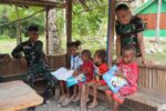 Canda dan Tawa TMMD Ke-129, Kedekatan Satgas TNI dengan Anak-Anak Kampung Sesor Semakin Erat