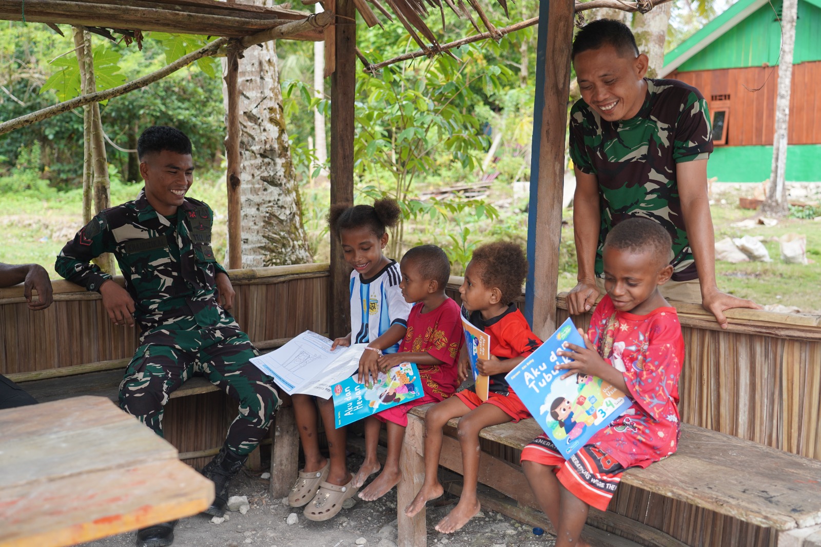 Canda dan Tawa TMMD Ke-129, Kedekatan Satgas TNI dengan Anak-Anak Kampung Sesor Semakin Erat