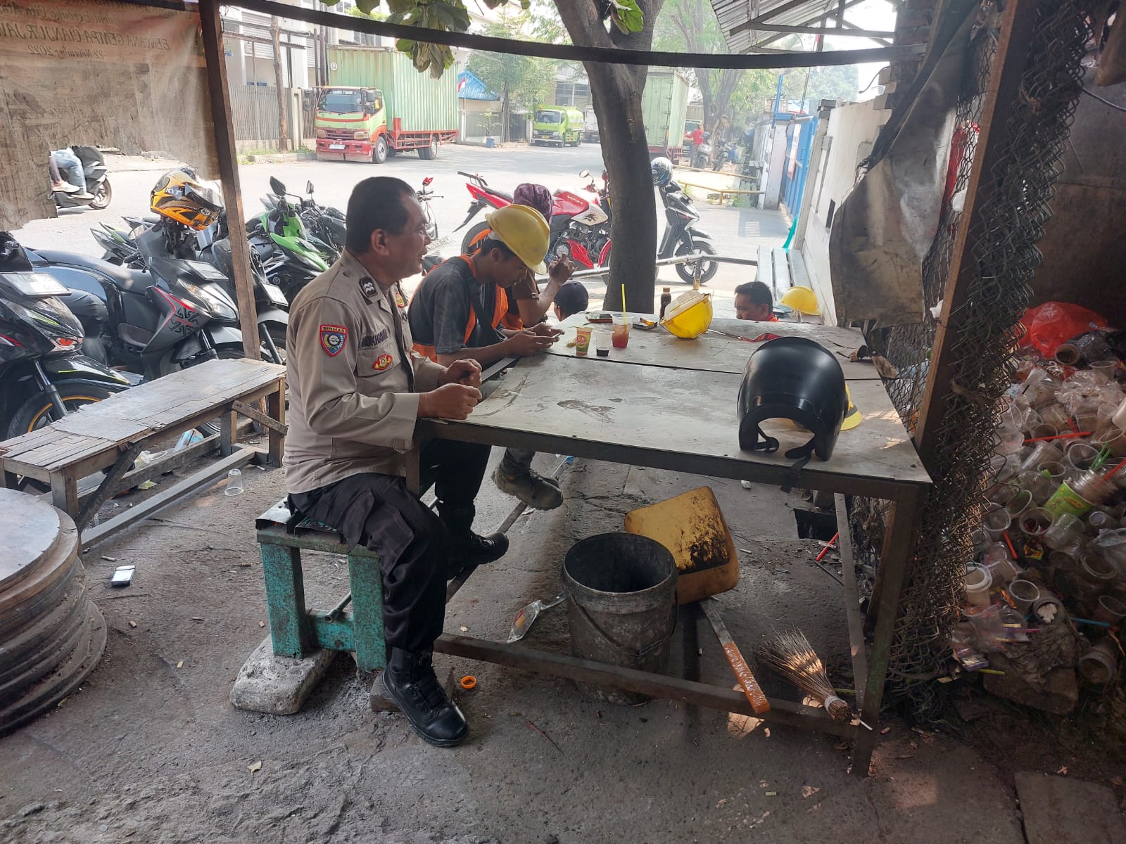 Program Poliran, Bhabinkamtibmas Desa Sukadamai Dorong Warga Pengangguran Tingkatkan Keterampilan Program Poliran, Bhabinkamtibmas Desa Sukadamai Dorong Warga Pengangguran Tingkatkan Keterampilan
