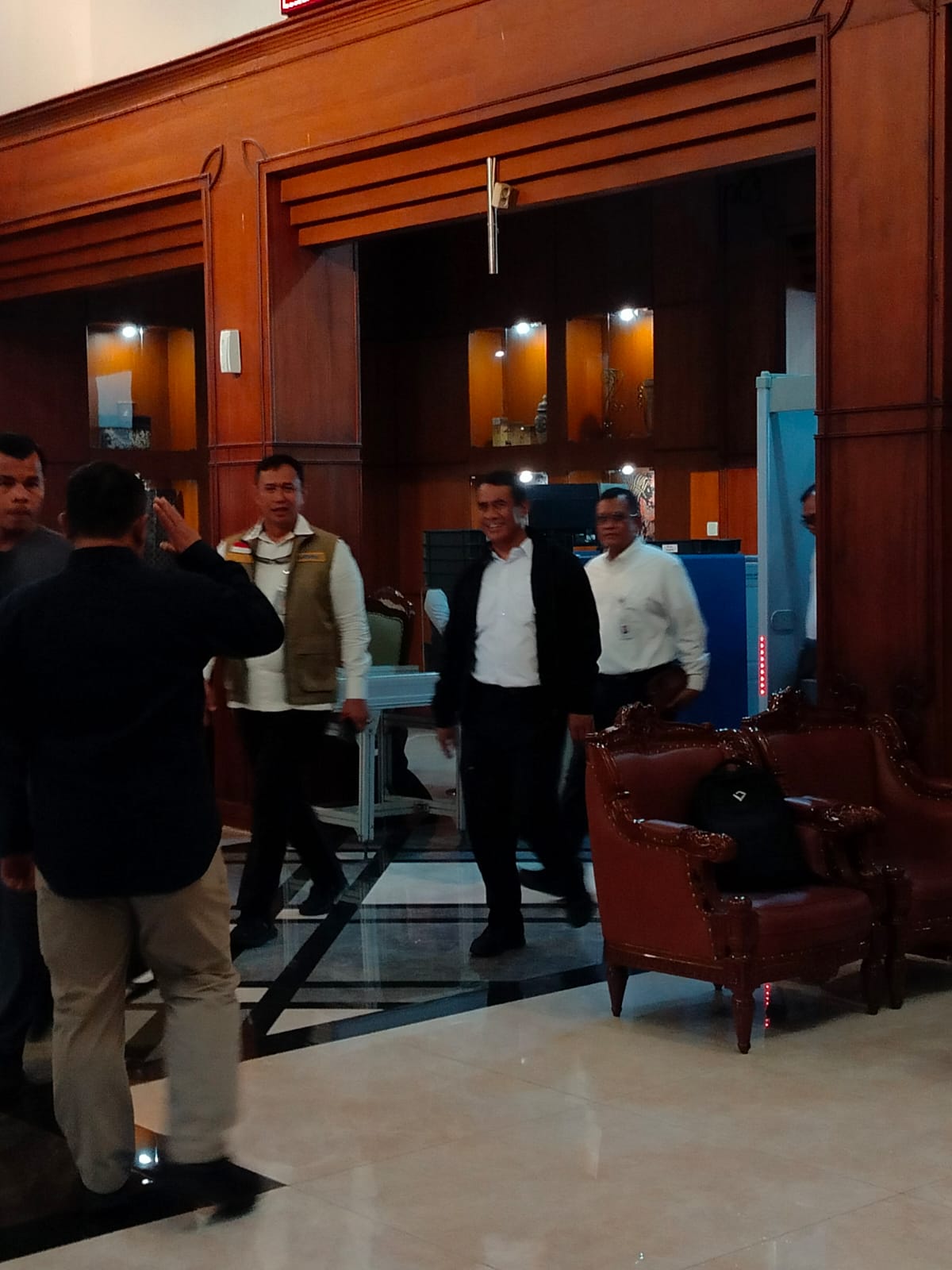 Mentan Amran Sulaiman Tiba di Juanda, Langsung Tinjau Wilayah Kekeringan di Gresik Mentan Amran Sulaiman Tiba di Juanda, Langsung Tinjau Wilayah Kekeringan di Gresik