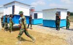 Panas Terik Tak Masalah! Satgas TMMD 129 Bojonegoro Gotong ‘Lapak Masa Depan’ Demi UMKM Kesongo