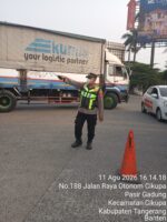 IPTU Rusandi Pimpin PECAK, Polsek Cikupa Atur Lalu Lintas Sore di Cikupa Mas