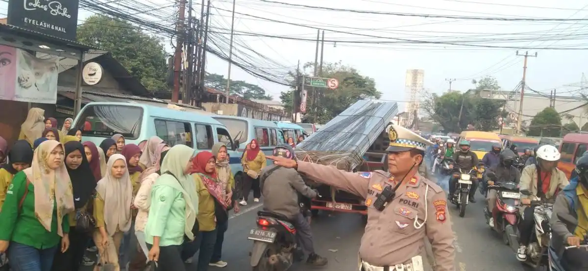 IPTU Udi Muhdi Pimpin PECAK, Polsek Cikupa Atur Lalu Lintas Sore di Pertigaan Columbus