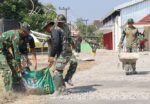 Wujudkan Fasum Nyaman: Satgas TMMD 129 Bojonegoro Bersih-Bersih Kawasan Rest Area Terpadu