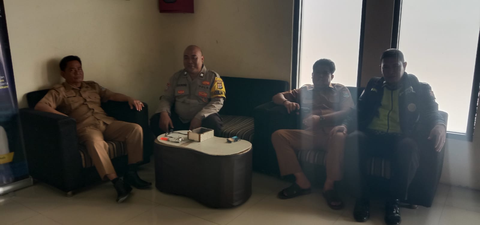 Aiptu Rukmono Sambangi Kantor Desa Budimulya, Sosialisasikan Layanan Kepolisian 110 Aiptu Rukmono Sambangi Kantor Desa Budimulya, Sosialisasikan Layanan Kepolisian 110