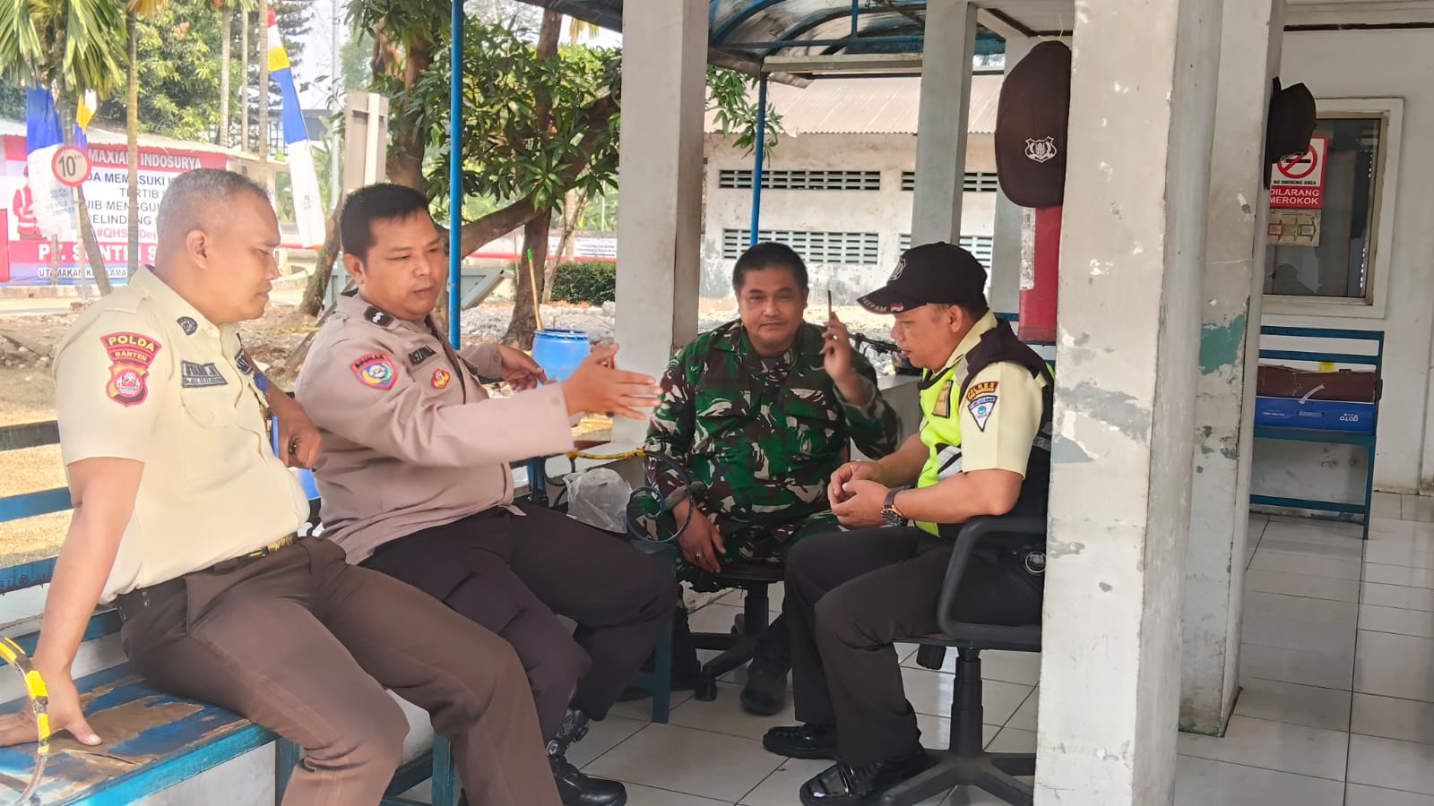 TNI-Polri Bersinergi, Sosialisasikan Layanan Kepolisian 110 kepada Keamanan Perusahaan di Desa Bojong TNI-Polri Bersinergi, Sosialisasikan Layanan Kepolisian 110 kepada Keamanan Perusahaan di Desa Bojong