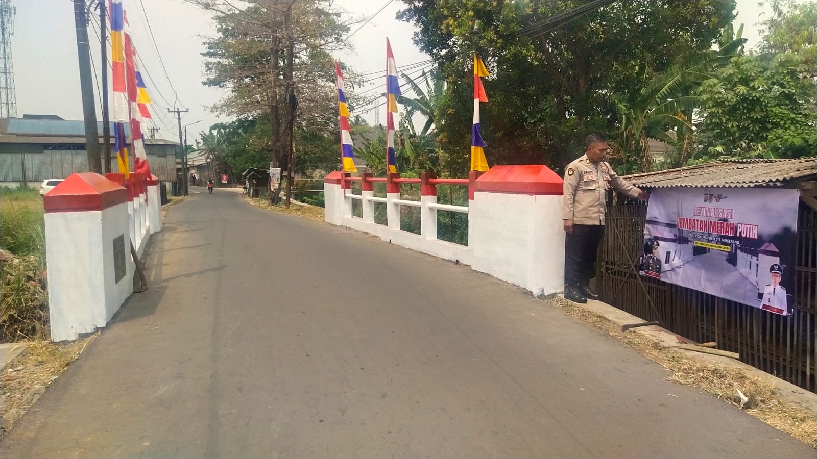 AKP Susanto Hadiri Pemasangan Tenda Revitalisasi Jembatan Merah Putih di Desa Pasir Jaya AKP Susanto Hadiri Pemasangan Tenda Revitalisasi Jembatan Merah Putih di Desa Pasir Jaya