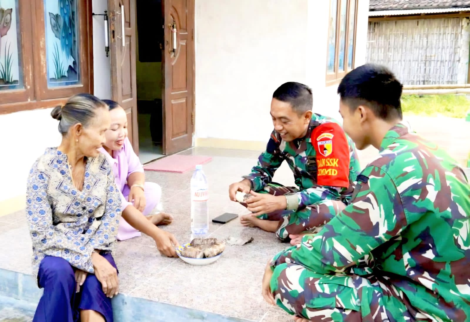 Saat Satgas TMMD 129 Bojonegoro dan Warga Kesongo Berat Melepas Rindu Saat Satgas TMMD 129 Bojonegoro dan Warga Kesongo Berat Melepas Rindu