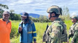 Hadir dan Bersahabat, Satgas Yonif 2 Marinir Jalin Komsos dengan Tokoh Kampung Okumetadi Hadir dan Bersahabat, Satgas Yonif 2 Marinir Jalin Komsos dengan Tokoh Kampung Okumetadi
