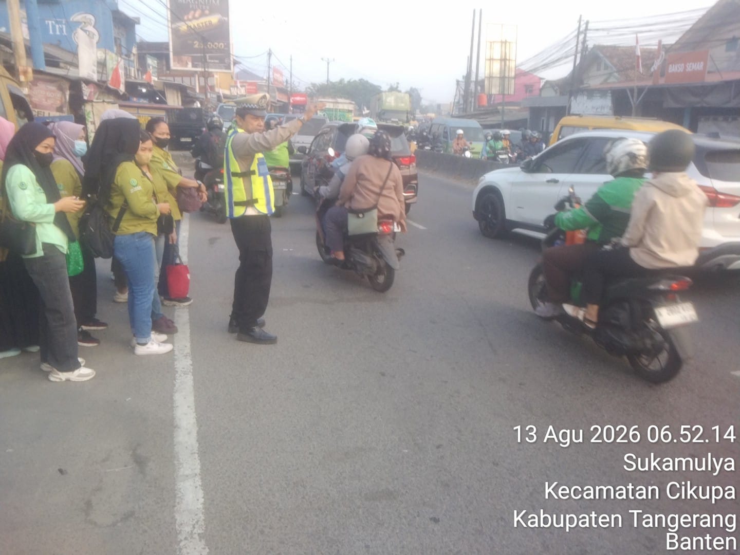 Personel Lantas Polsek Cikupa Laksanakan PECAK, Atur Arus Lalu Lintas Pagi Hari