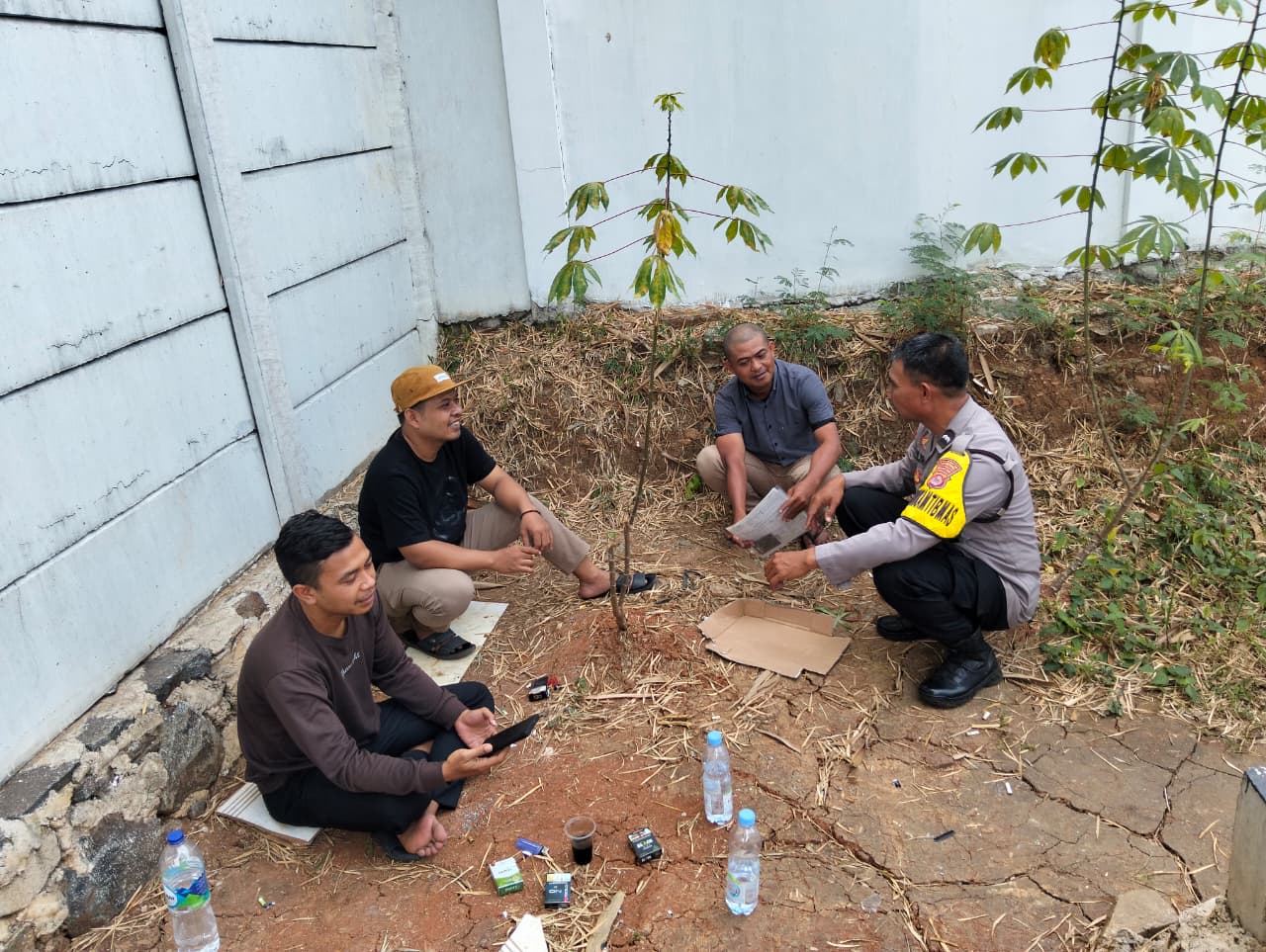 Bhabinkamtibmas Kelurahan Sukamulya Sambangi Warga, Sampaikan Pesan Kamtibmas dan Program Poliran
