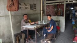 Bhabinkamtibmas Sambangi Warbin Desa Bitung Jaya, Serap Aspirasi dan Perkuat Kamtibmas