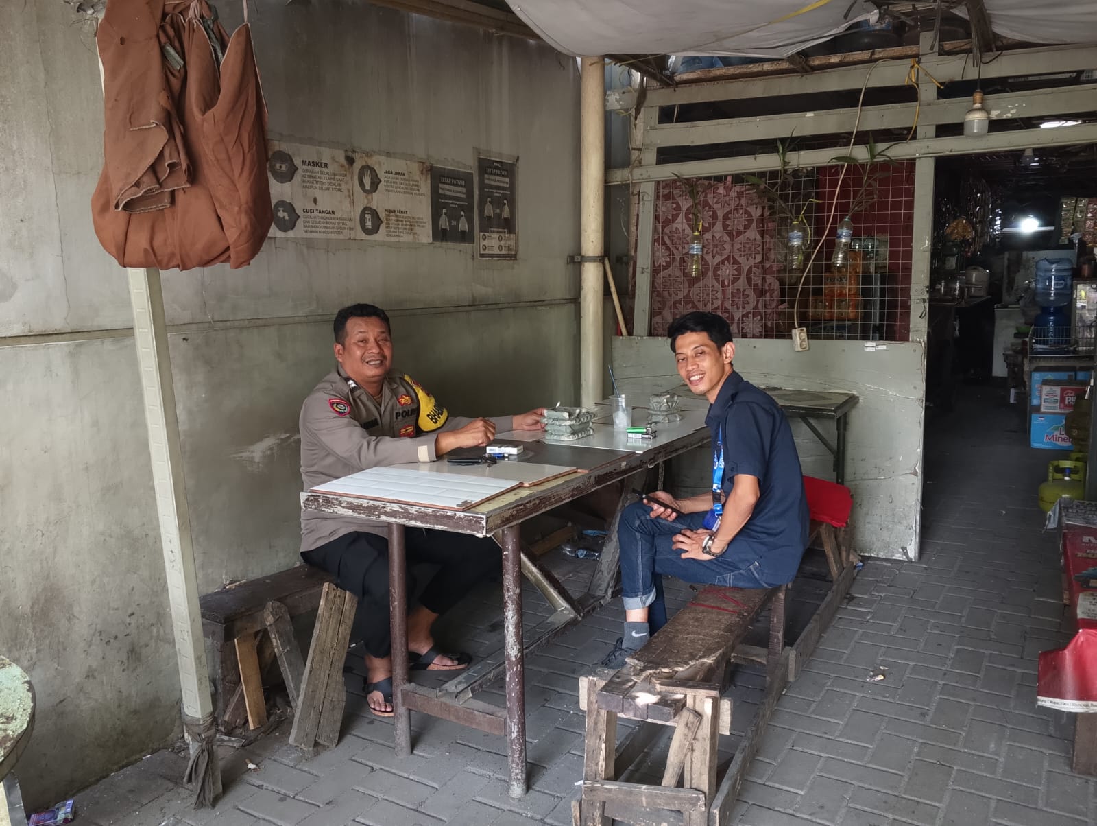 Bhabinkamtibmas Sambangi Warbin Desa Bitung Jaya, Serap Aspirasi dan Perkuat Kamtibmas Bhabinkamtibmas Sambangi Warbin Desa Bitung Jaya, Serap Aspirasi dan Perkuat Kamtibmas