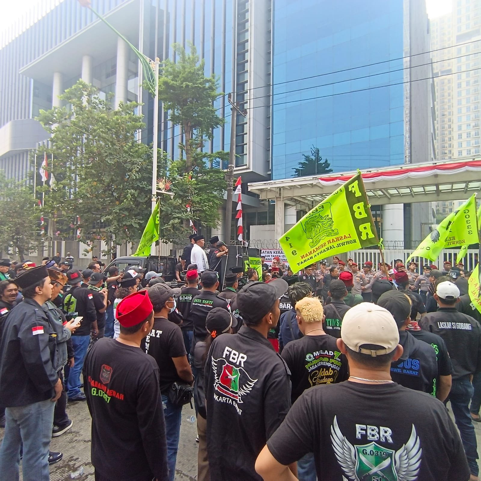 FBR Jakarta Barat Gelar Aksi di Cengkareng, Perusahaan Temui Massa dan Sampaikan Permintaan Maaf FBR Jakarta Barat Gelar Aksi di Cengkareng, Perusahaan Temui Massa dan Sampaikan Permintaan Maaf