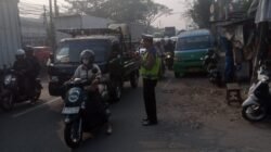 AIPTU Asep Kusheri Aktif Atur Lalin Pagi, Arus Kendaraan di Jalan Raya Serang Cikupa Ramai Lancar