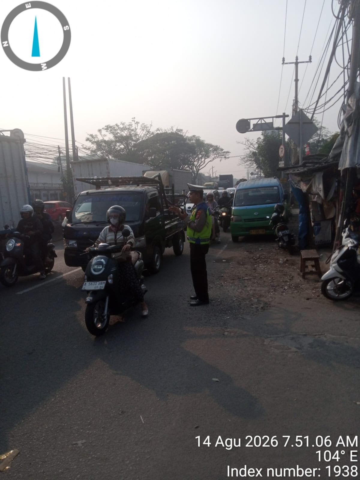 AIPTU Asep Kusheri Aktif Atur Lalin Pagi, Arus Kendaraan di Jalan Raya Serang Cikupa Ramai Lancar AIPTU Asep Kusheri Aktif Atur Lalin Pagi, Arus Kendaraan di Jalan Raya Serang Cikupa Ramai Lancar