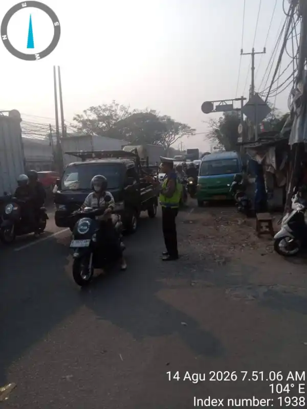AIPTU Asep Kusheri Aktif Atur Lalin Pagi, Arus Kendaraan di Jalan Raya Serang Cikupa Ramai Lancar