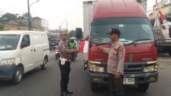 Kapolsek Cikupa Pimpin Pembagian Bendera Merah Putih kepada Pengguna Jalan, Semarakkan HUT ke-81 RI Kapolsek Cikupa Pimpin Pembagian Bendera Merah Putih kepada Pengguna Jalan, Semarakkan HUT ke-81 RI