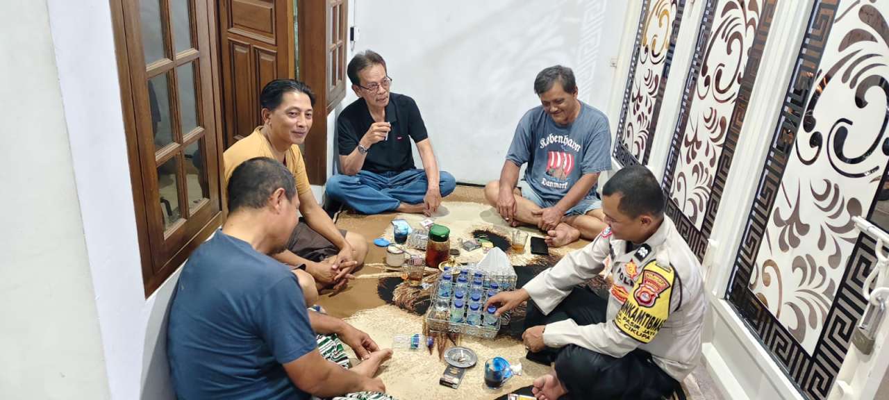 Bhabinkamtibmas Desa Pasir Jaya Sambangi Pos Satkamling, Perkuat Kamtibmas Bersama Warga Bhabinkamtibmas Desa Pasir Jaya Sambangi Pos Satkamling, Perkuat Kamtibmas Bersama Warga