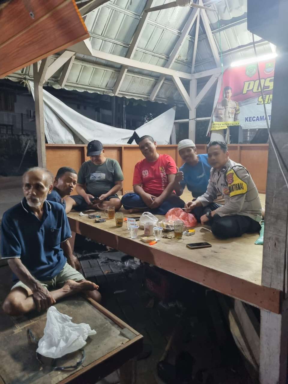 Polsek Cikupa Bersama Warga Laksanakan Ronda Siskamling, Perkuat Kamtibmas