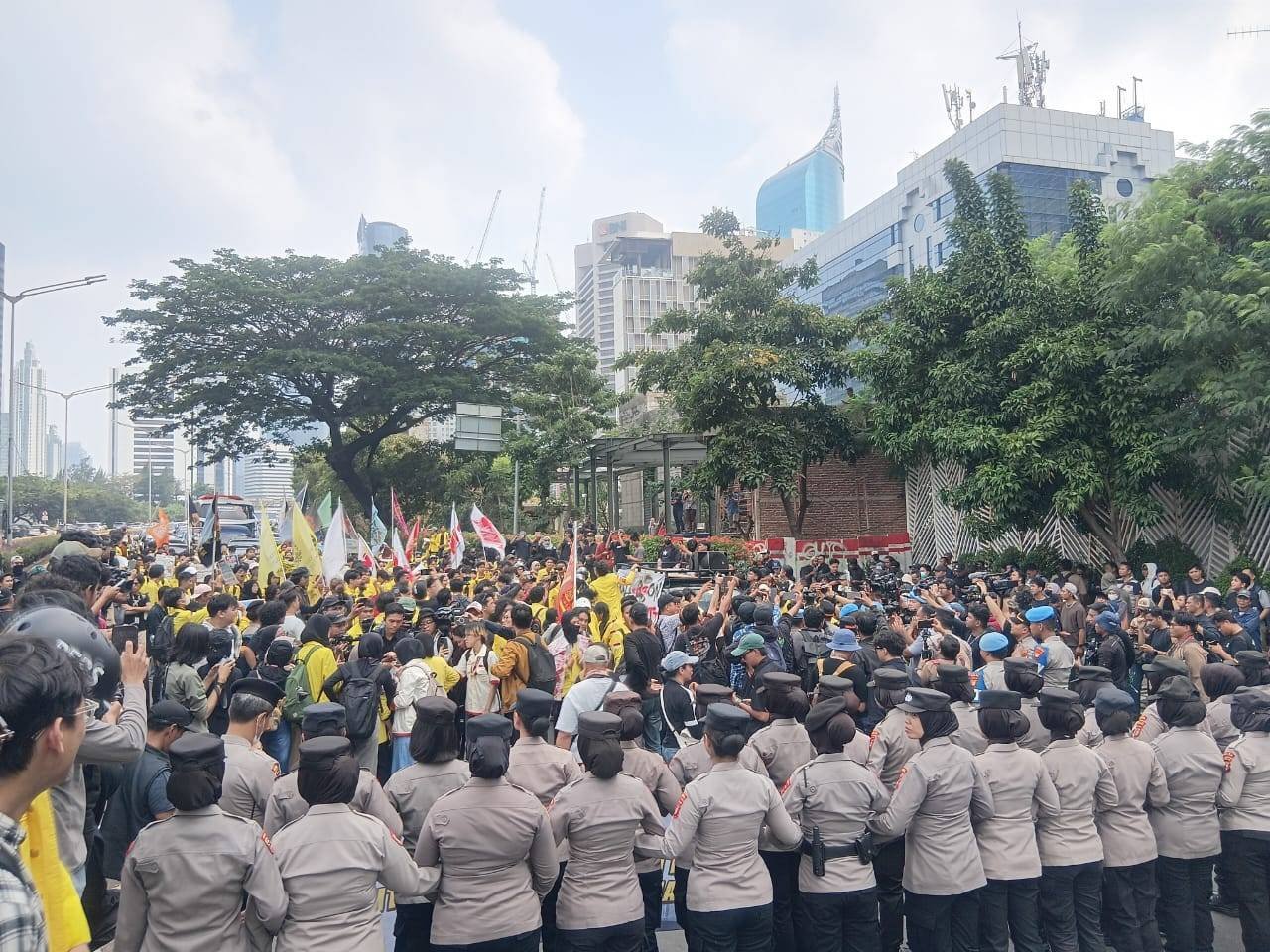 Ratusan Mahasiswa dan Aktivis Turun ke Jalan, Desak Pemerintah Hentikan KKN dan Represivitas Ratusan Mahasiswa dan Aktivis Turun ke Jalan, Desak Pemerintah Hentikan KKN dan Represivitas