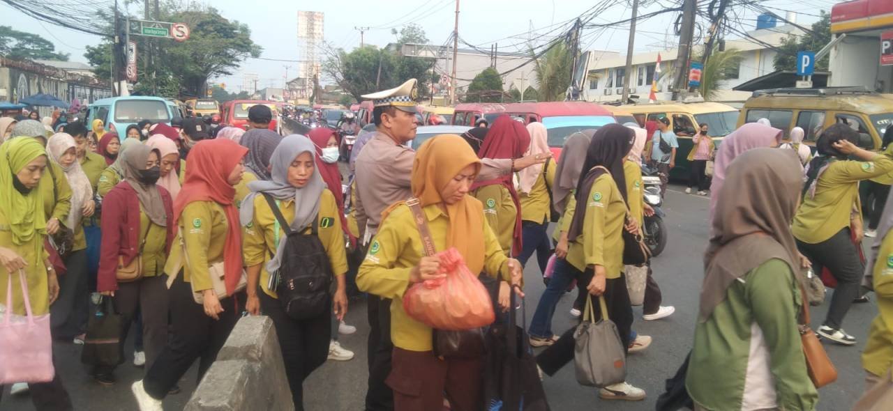 IPTU Udi Muhdi dan Aiptu Sapudin Aktif Atur Lalu Lintas Sore di Pertigaan Columbus Cikupa